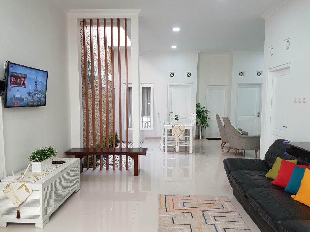 Omah Melati - Vacation Home Surakarta  Экстерьер фото