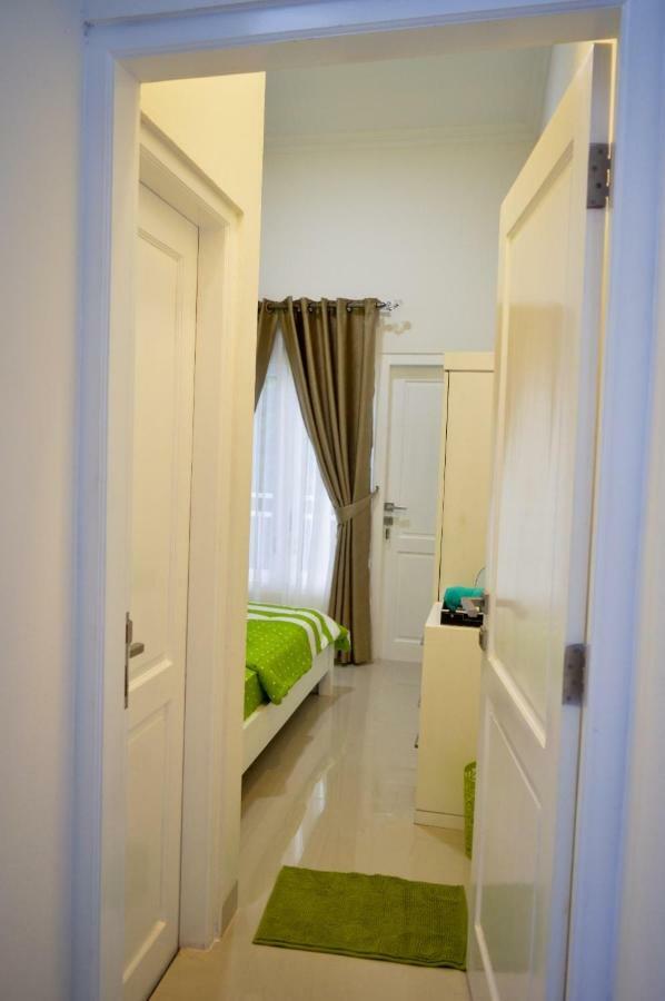 Omah Melati - Vacation Home Surakarta  Экстерьер фото