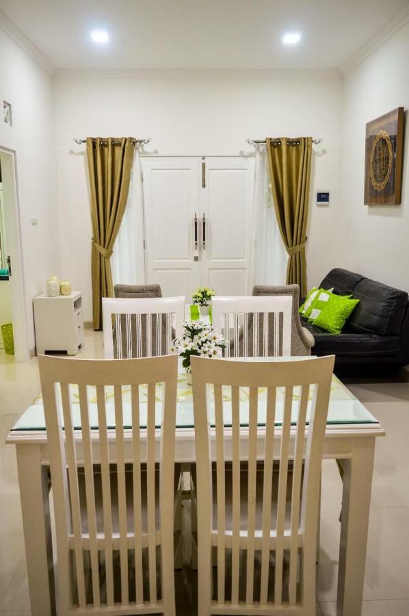 Omah Melati - Vacation Home Surakarta  Экстерьер фото