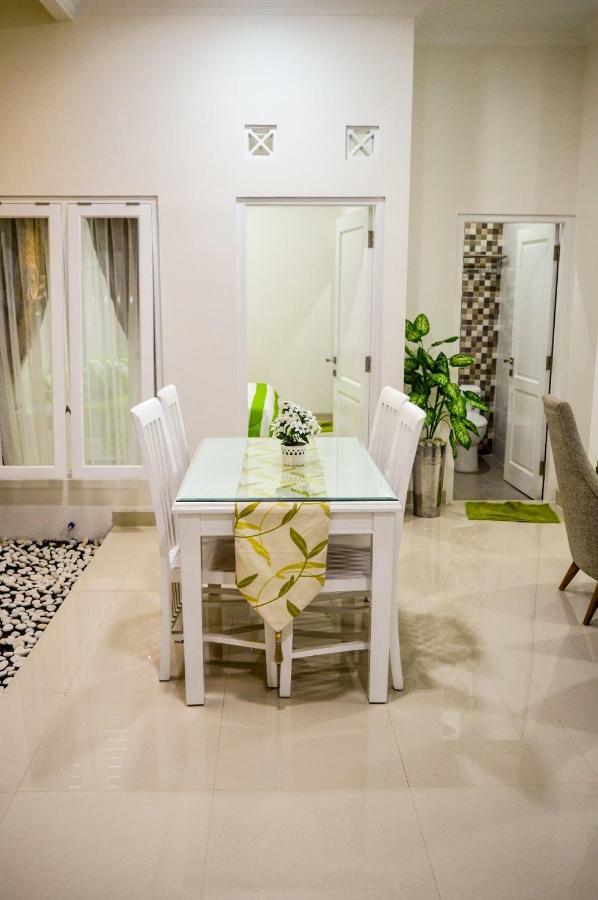 Omah Melati - Vacation Home Surakarta  Экстерьер фото